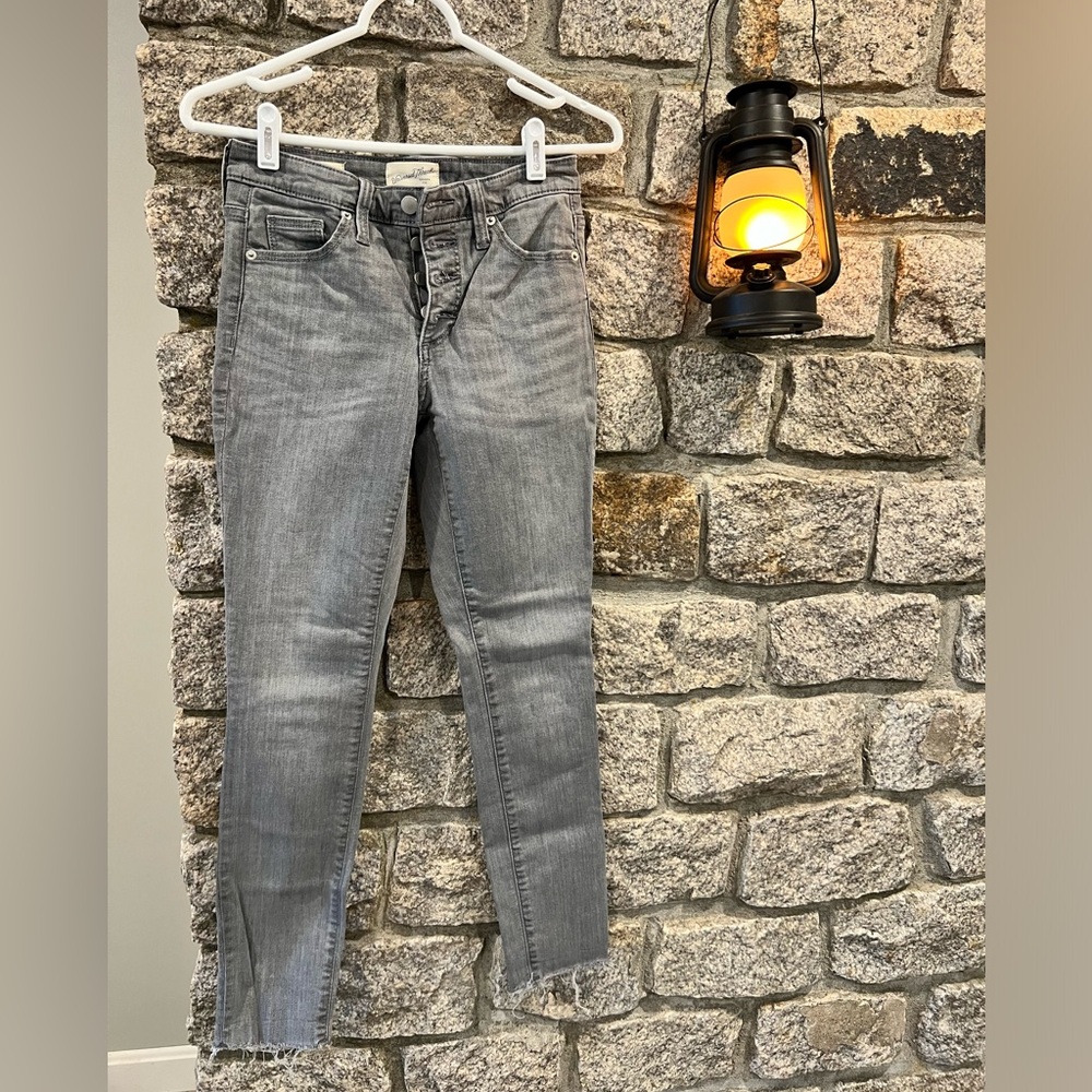 Universal Thread High Rise Skinny Jeans - Women’s size 0/25R - Gray